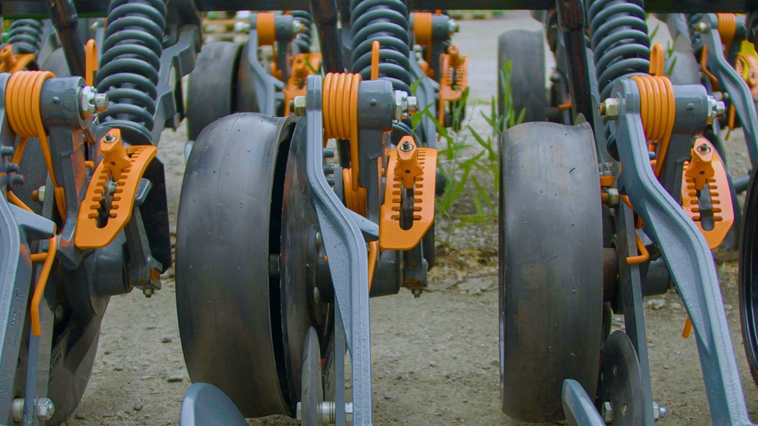 Поєднання композитних і металевих деталей у сільгоспмашинах